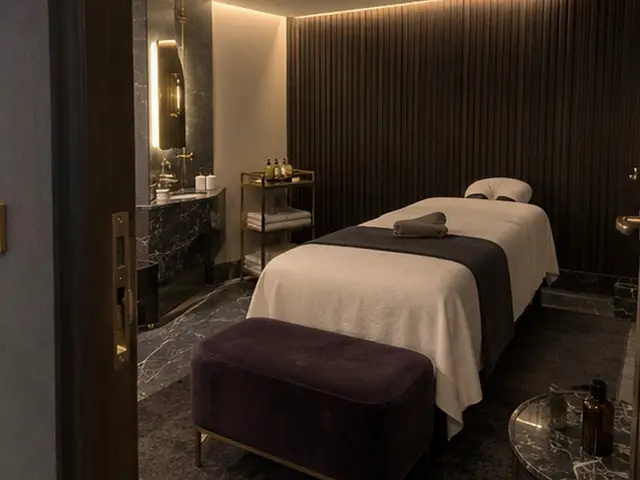 Mermer lavabolu odada masaj masası ve puf — Bahçeköy, Masaj Salonun