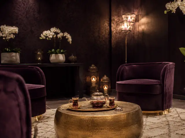 Kadife koltuklu, çay masalı bekleme salonu — Bahçeköy, Masaj Salonun
