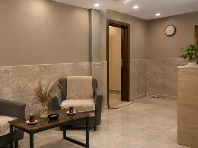 Koltuklu, mermer zeminli bekleme alanı — Bahçeköy, Masaj Salonun